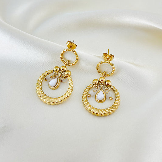 Boucles d'Oreilles Dorées Double Créoles Texturées Avec Pendentifs Pierres Blanches
