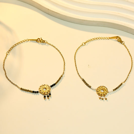 Bracelet Chaîne Dorée Avec Anneau et Pendentifs Blancs