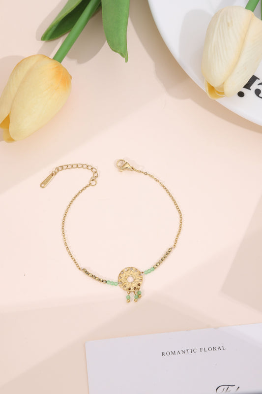 Bracelet doré fin perle verte plaque martelée