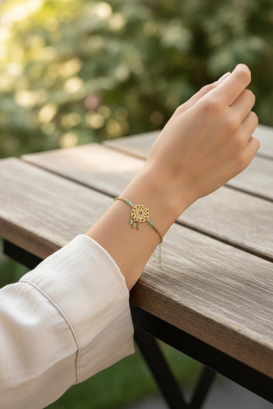 Bracelet doré fin perle verte plaque martelée