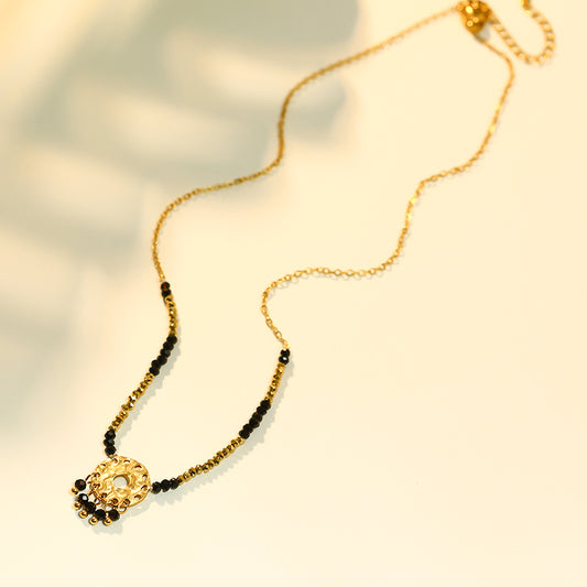 Collier Chaîne Dorée Avec Pendentif Anneau Pierres Noires