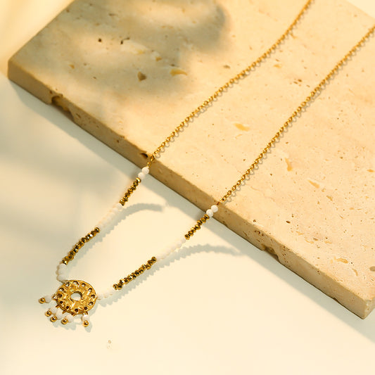 Collier Chaîne Dorée Avec Pendentif Anneau Pierres Blanches