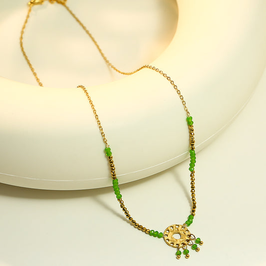 Collier Chaîne Dorée Avec Pendentif Anneau Pierres Vertes