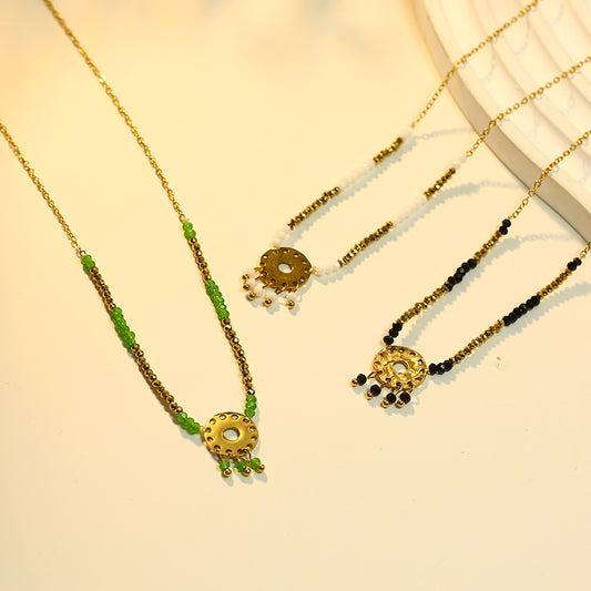 Collier Chaîne Dorée Avec Pendentif Anneau Pierres Vertes