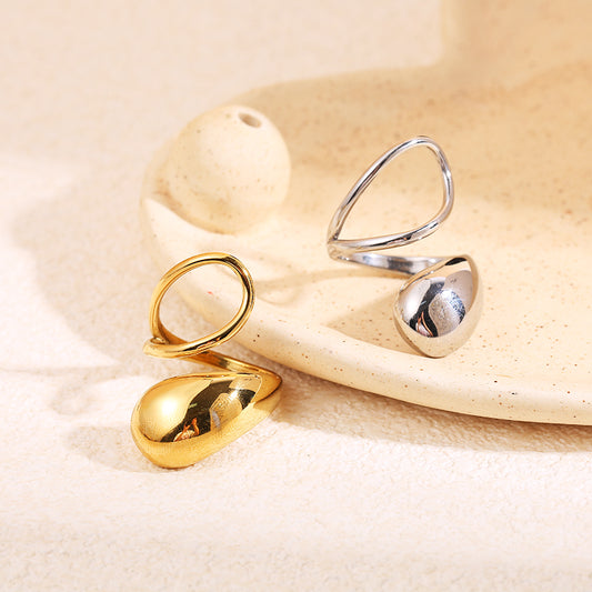 Bague dorée ajustable au design asymétrique avec large pastille bombée et anneau fin torsadé