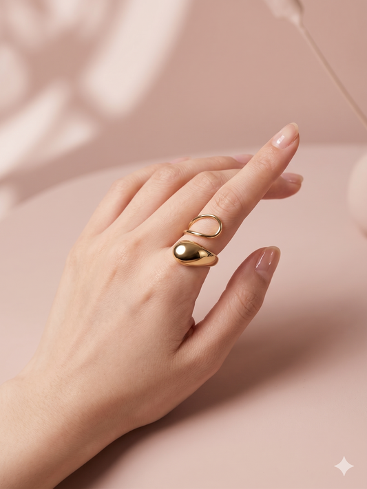 Bague ajustable au design asymétrique avec large pastille bombée et anneau fin torsadé