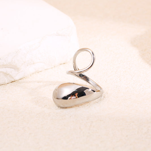 Bague argentée ajustable au design asymétrique avec large pastille bombée et anneau fin torsadé