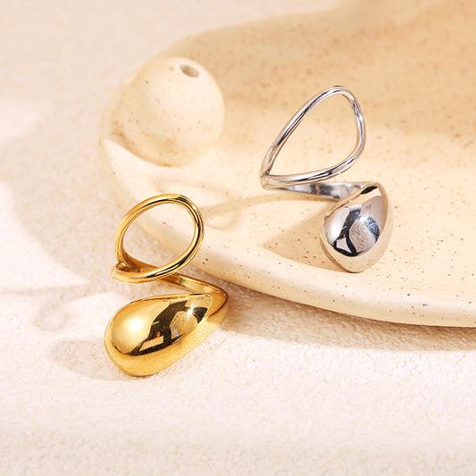 Bague argentée ajustable au design asymétrique avec large pastille bombée et anneau fin torsadé