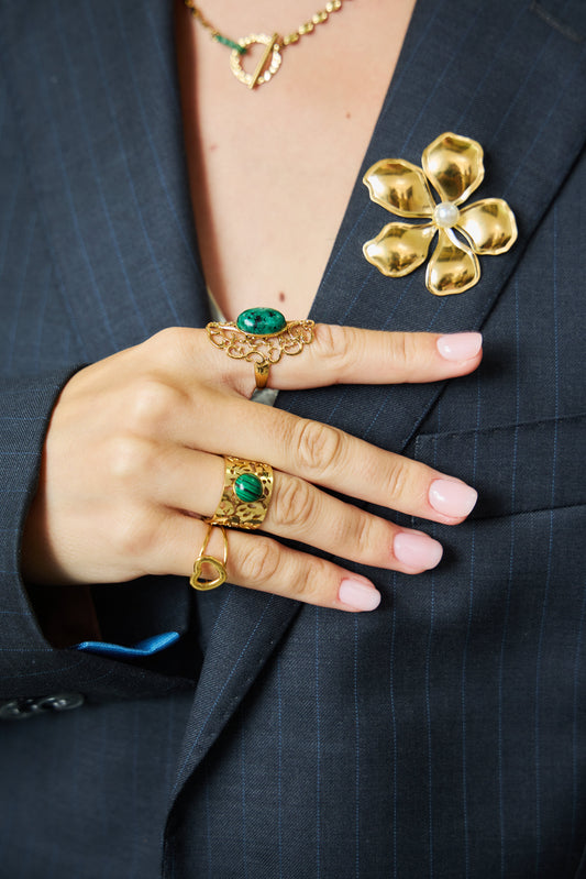 Bague Dorée Large Motif Feuilles Creuses Avec Pierre Malachite