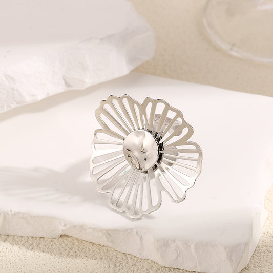 Bague Argentée Ouverte Fleur Avec Disque Martelé Brillant