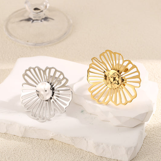 Bague Argentée Ouverte Fleur Avec Disque Martelé Brillant