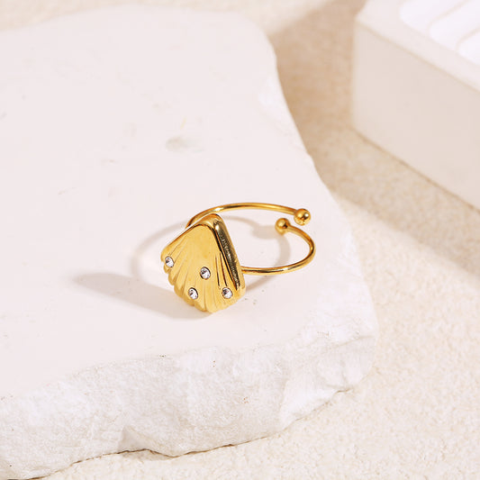 Bague fine dorée coquillage strass