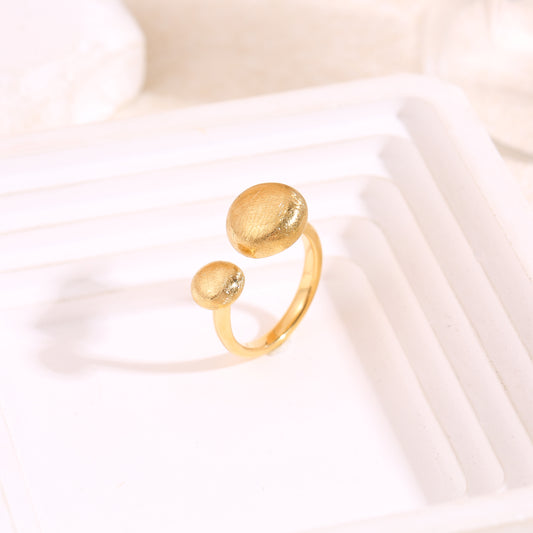 Bague dorée ouverture avant double pastilles en relief brossées