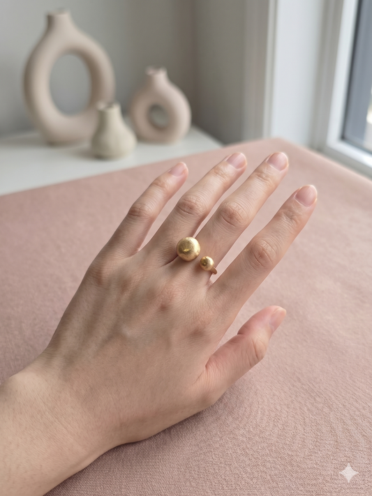 Bague dorée ouverture avant double pastilles en relief brossées