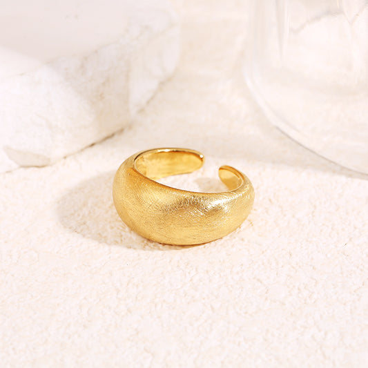 Bague dorée forme bombée brossée ouverture arrière