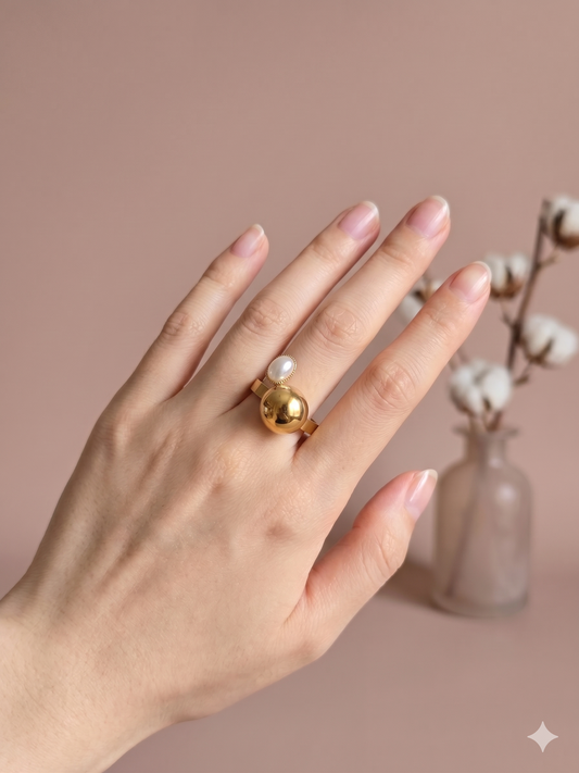 Bague dorée ajustable demi-cylindre avant avec perle