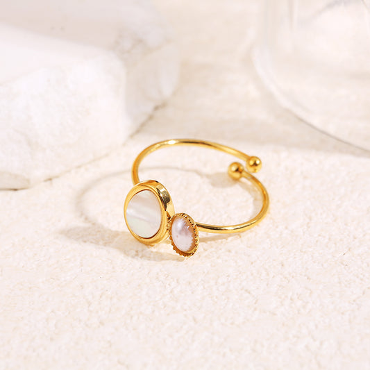 Bague dorée perle en goutte avec nacre à côté