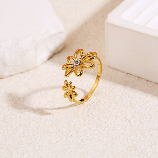 Bague dorée ouverture avant motifs double fleur avec un strass