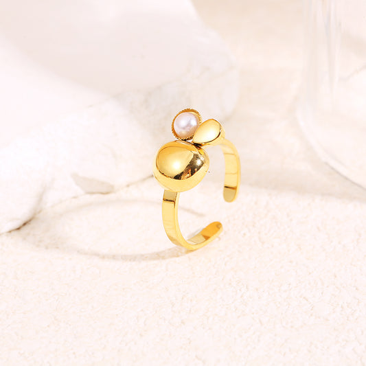 Bague dorée ajustable motif demi-cylindre perle et goutte turquoise africaine