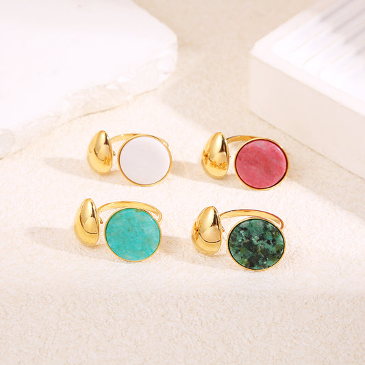 Bague dorée ouverture avant goutte effet miroir et cercle pierre verte