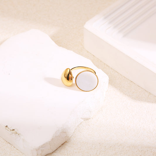 Bague dorée ouverture devant goutte avec pierre ronde blanche