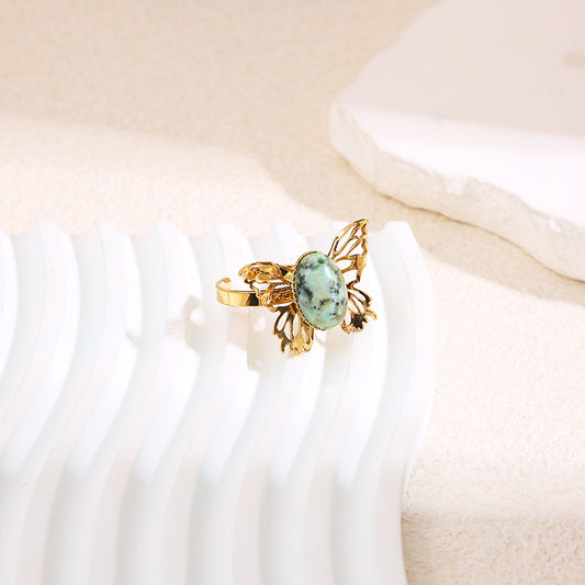 Bague papillon ajouré doré avec pierre turquoise africaine