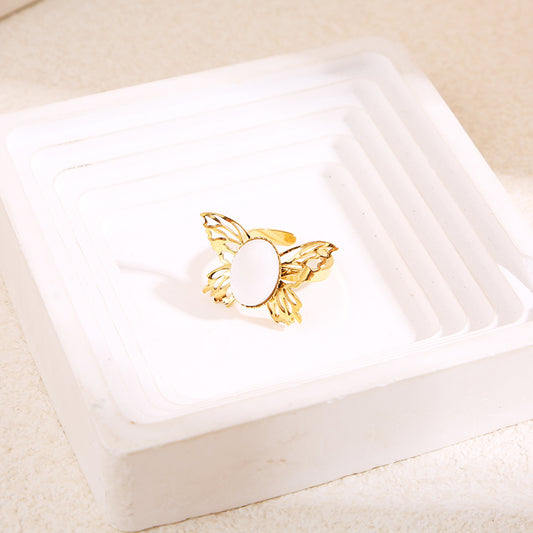 Bague dorée papillon pierre blanche