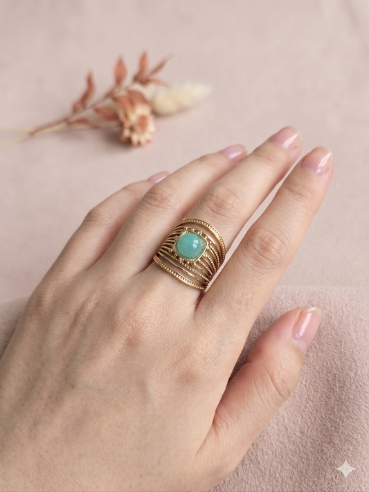Bague dorée multi anneaux texturés avec pierre centrale