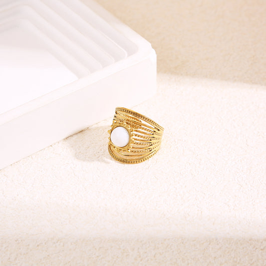 Bague dorée multi lignes pierre ronde blanche