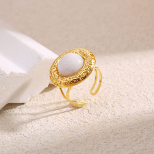 Bague Dorée Ajustable Cercle Texturé Entouré Avec Pierre Blanche