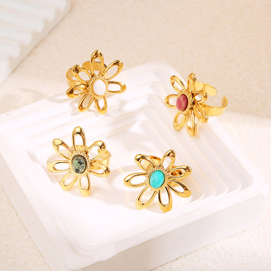 Bague dorée grande fleur pierre bleue