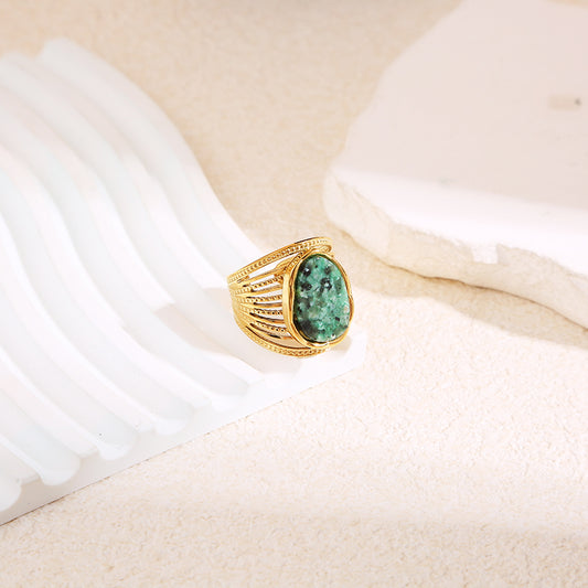 Bague dorée multi-anneaux texturés avec pierre ovale verte marbrée centrale