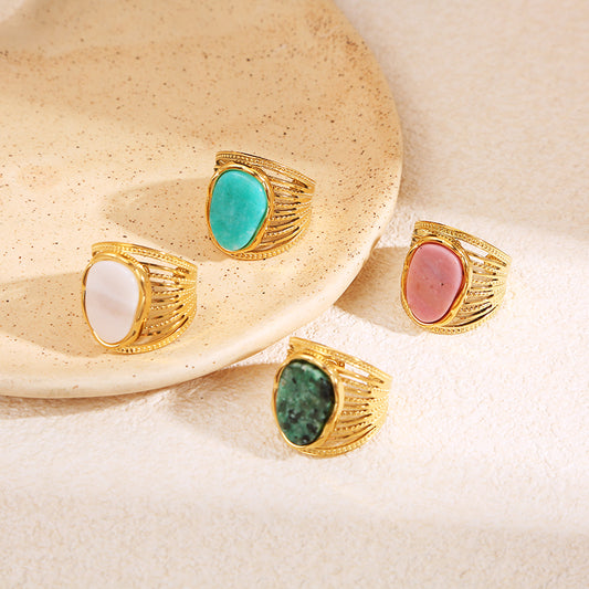 Bague dorée multi-anneaux texturés avec pierre ovale verte marbrée centrale