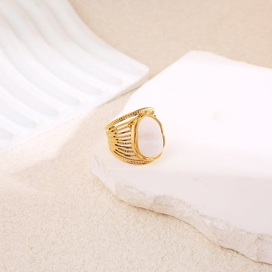 Bague dorée multi ligne serrée pierre blanche