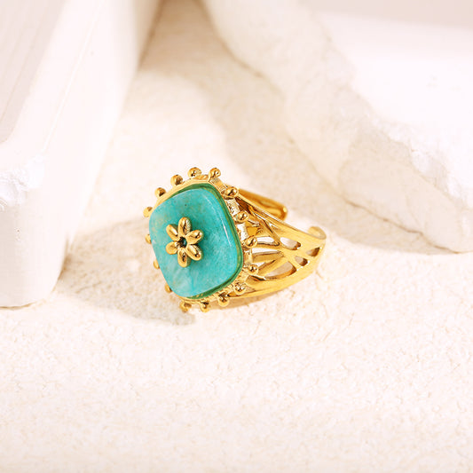 Bague dorée pierre losange bleue avec fleur dedans