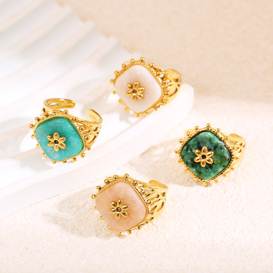 Bague dorée pierre losange bleue avec fleur dedans