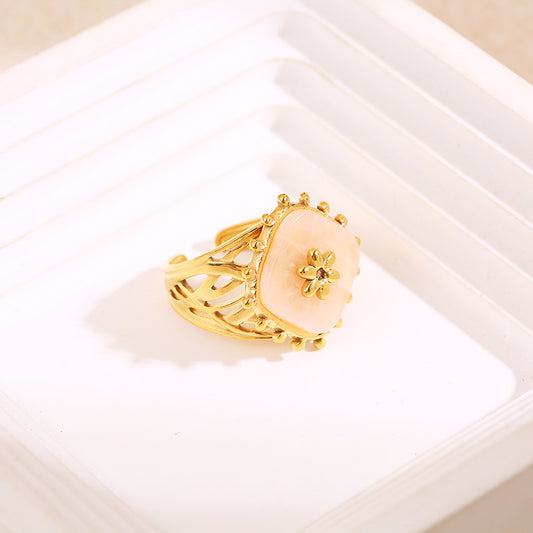 Bague dorée avec pierre en losange et fleur intérieur