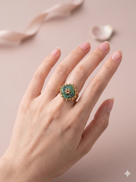 Bague dorée avec pierre en losange et fleur intérieur