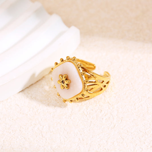Bague dorée pierre losange blanche avec fleur dedans