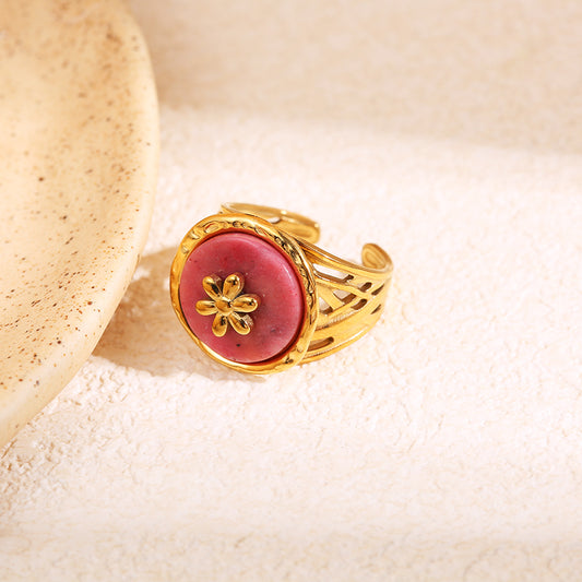 Bague dorée pierre ronde avec fleur interne