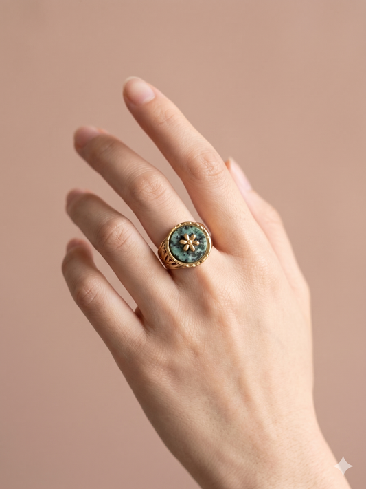 Bague dorée pierre ronde avec fleur interne