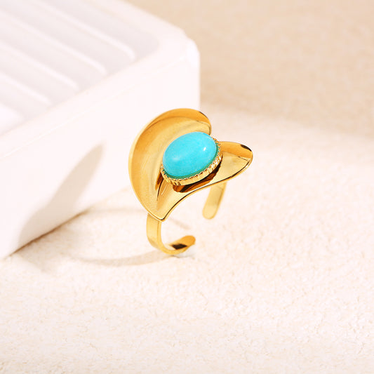 Bague dorée cœur avec pierre bleue sur un côté