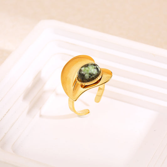 Bague dorée ajustable avec plateforme cœur avant pierre ronde dessus