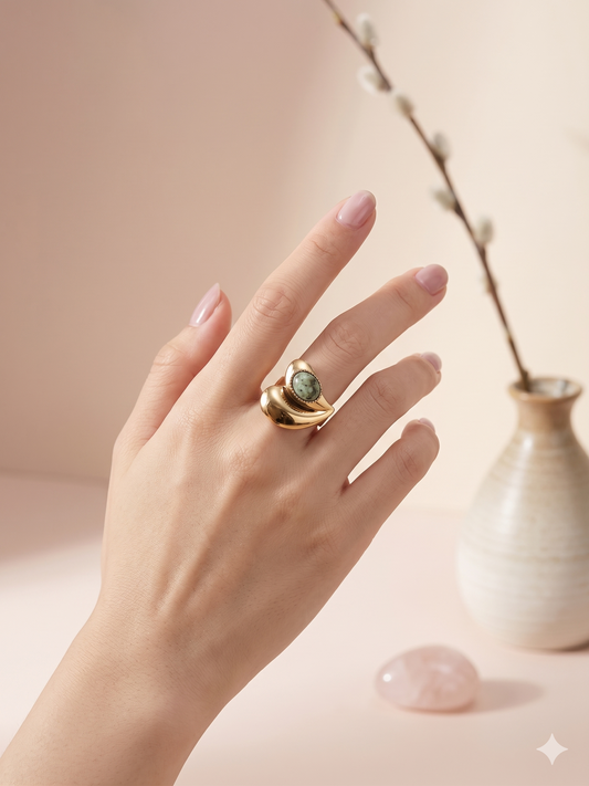 Bague dorée cœur avec pierre sur un côté