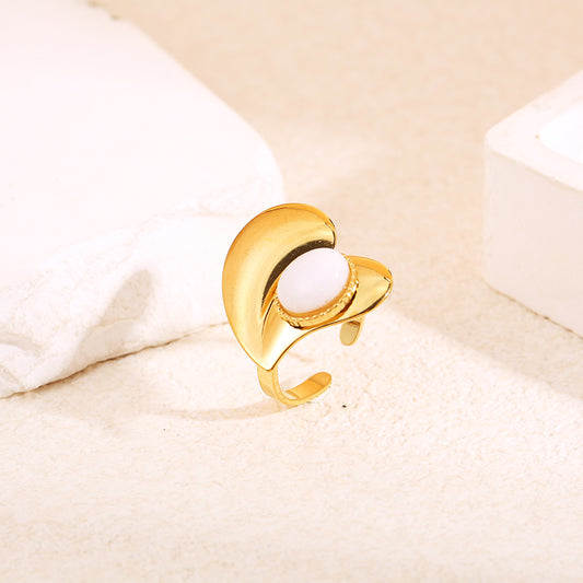 Bague dorée cœur avec pierre blanche sur un côté