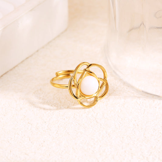 Bague dorée fleur avec pierre interne ronde blanche