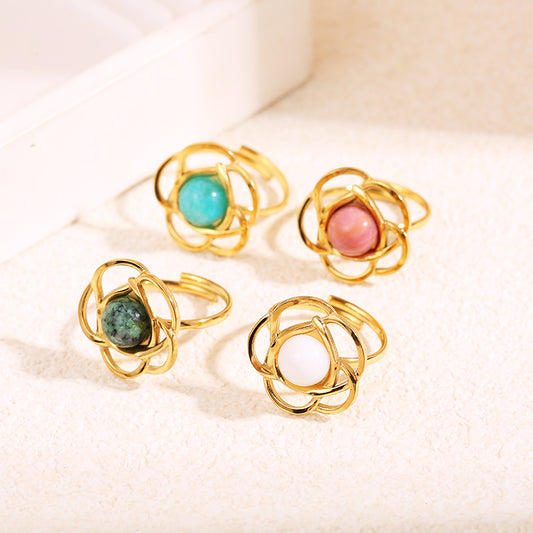 Bague dorée fleur avec pierre interne ronde blanche