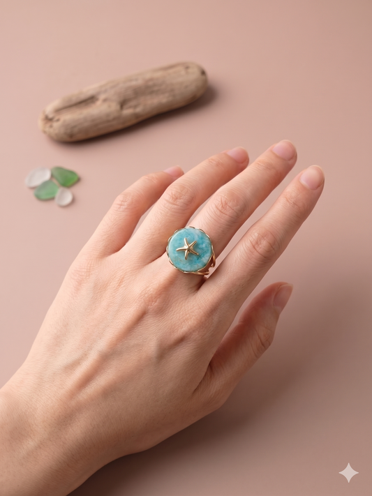 Bague dorée avec pierre et étoile de mer central