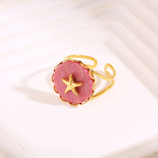 Bague dorée avec pierre et étoile de mer central