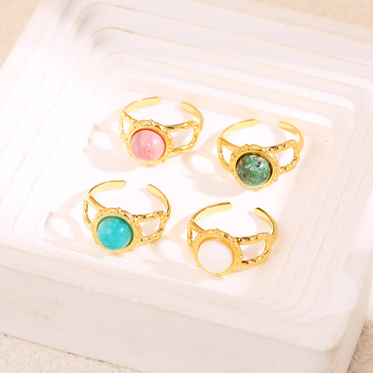 Bague dorée éclatante pierre bleue ronde